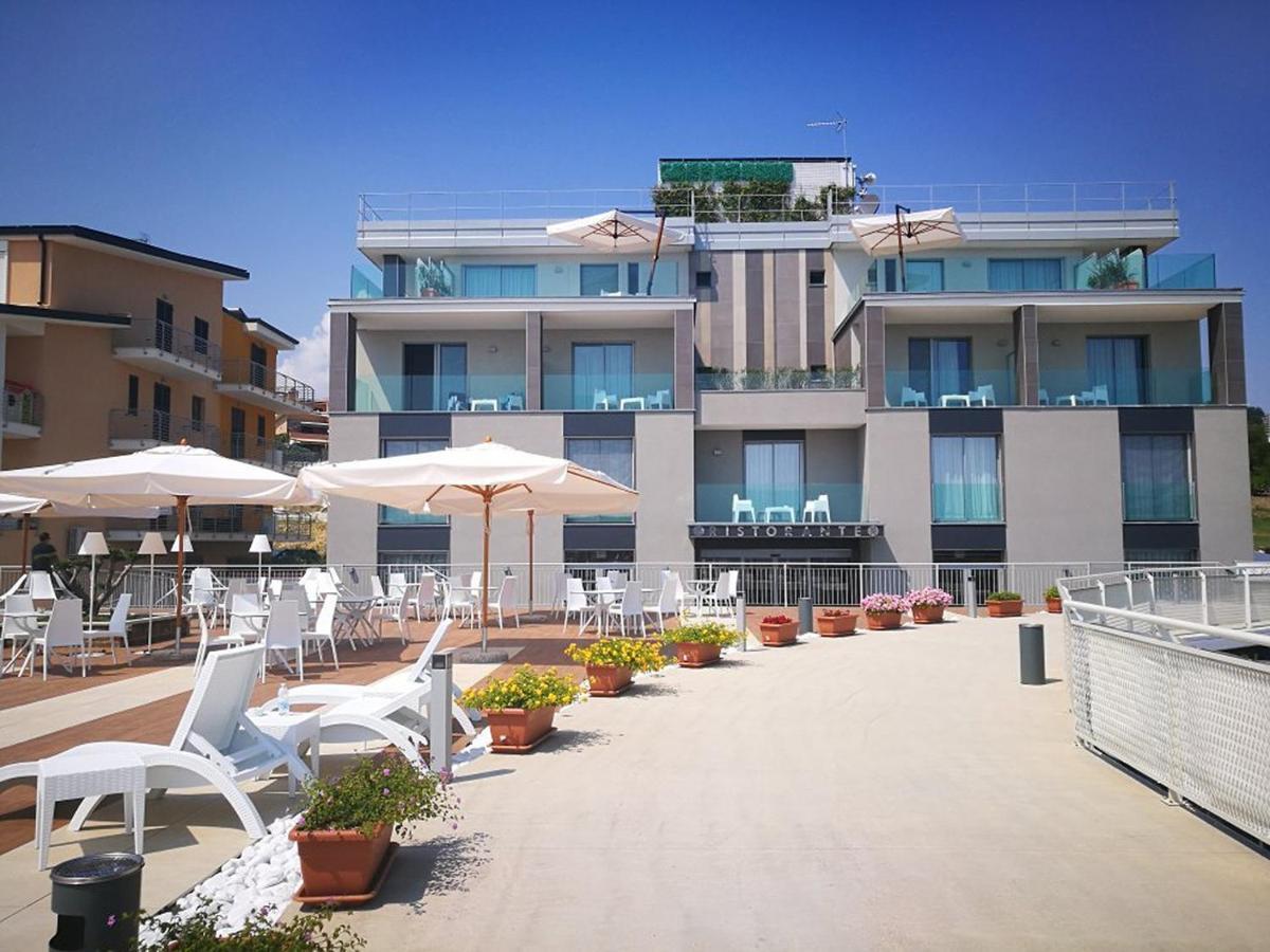 Ambruosi Village Resort & Spa Massignano Exterior foto